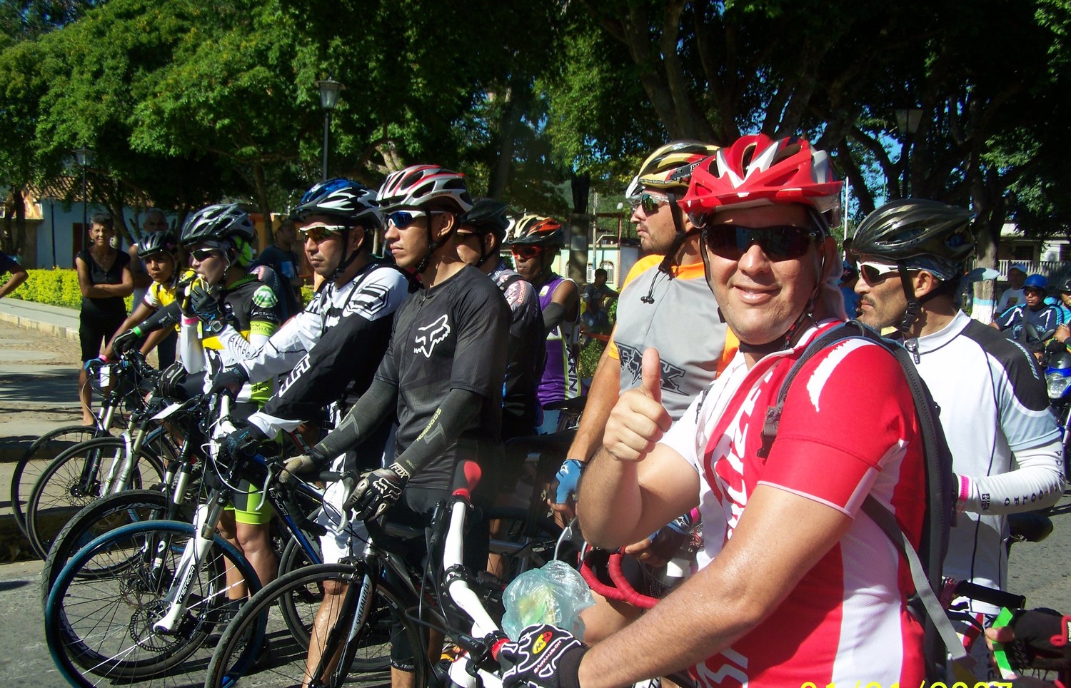 300 ciclistas de Sucre en su recorrido portel golfo de Cariaco pararon en mariguitar, los cuales fueron recibido por el pueblo.